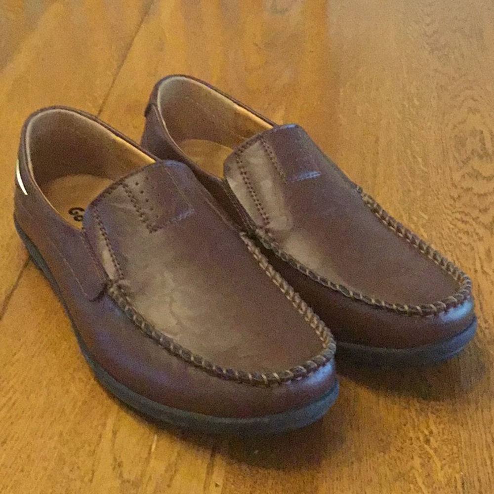 Mens Go Tour brown leather slip-on loafers. Size 8. Rubber sole. Worn twice!